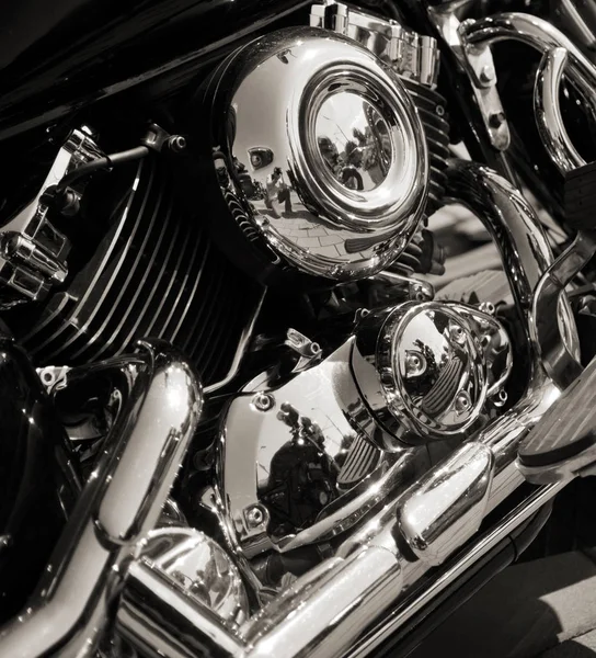 Motor de motocicleta cromado fechado. Pequenos detalhes em reflexão — Fotografia de Stock