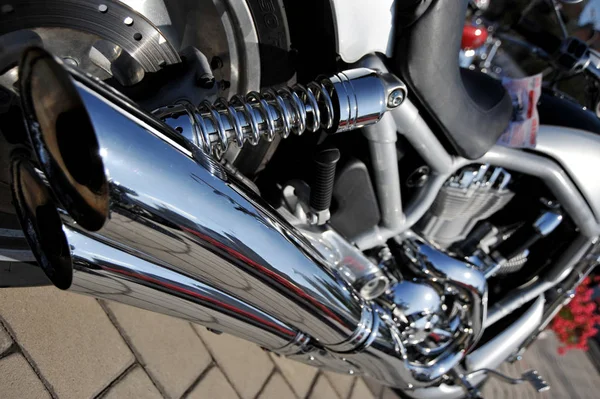 Motor de motocicleta cromado fechado. Pequenos detalhes em reflexão — Fotografia de Stock