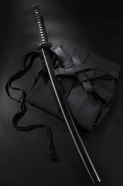 Espada japonesa katana samurai. Aikido hakama, uniforme de artes marciales —  Fotos de Stock