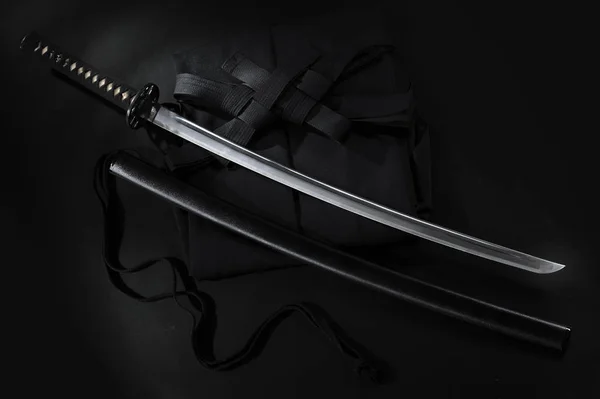 Espada japonesa katana samurai. Aikido hakama, uniforme de artes marciales — Foto de Stock