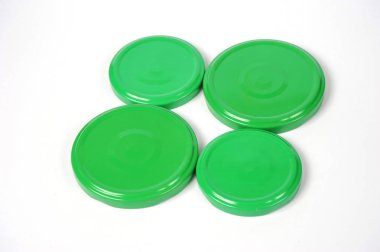 Cam kavanozlar için vida kapakları. Konserve için. Beyaz arka planda yeşil kapaklar