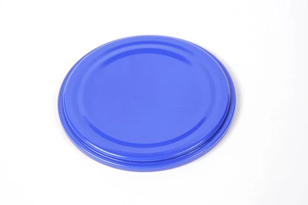 Bouchon vissé pour pots en verre. Pour la mise en conserve, la nourriture en conserve. Casquette bleue sur fond blanc — Photo