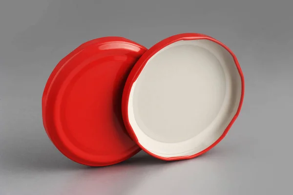 Schraubverschlüsse für Glasgefäße. für Konserven, Konserven. rote Kappen auf grauem Hintergrund — Stockfoto