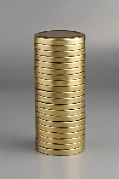 Schraubverschlüsse für Glasgefäße. für Konserven, Konserven. goldene Kappen auf grauem Hintergrund — Stockfoto