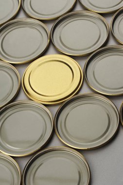 Cam kavanozlar için vida kapağı. Konserve için. Gri arka planda bir altın kap ve Flip kapakları