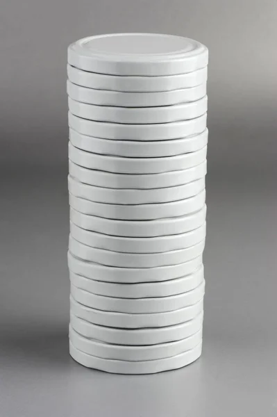 Schraubverschlüsse für Glasgefäße. für Konserven, Konserven. weiße Kappen auf grauem Hintergrund — Stockfoto