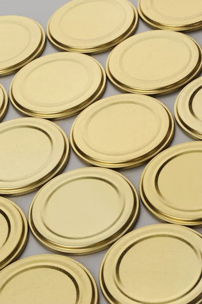 玻璃罐的螺丝帽。用于罐头、罐头食品。灰色背景上的金色帽子 — 图库照片