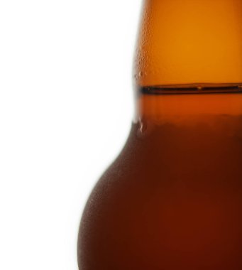 Bira şişe su ile izole üzerinde beyaz arka plan damla