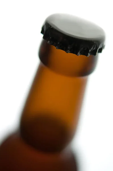 Botella de cerveza con tapa negra aislada sobre fondo blanco —  Fotos de Stock