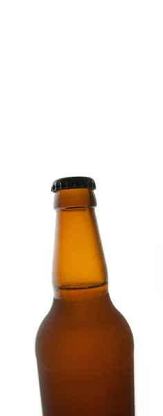 Botella de cerveza con tapa negra aislada sobre fondo blanco —  Fotos de Stock