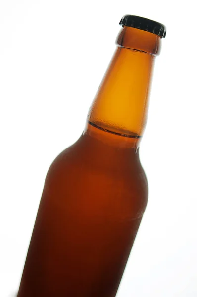 Bottiglia di birra con tappo nero isolato su sfondo bianco — Foto Stock