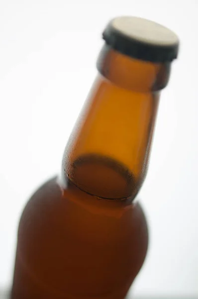 Botella de cerveza con tapa negra aislada sobre fondo blanco — Foto de Stock