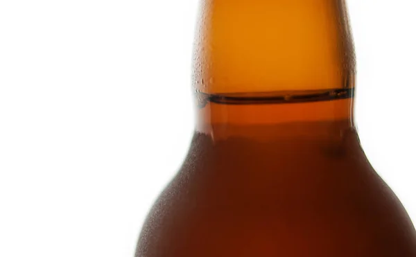Bottiglia di birra con gocce d'acqua isolate su sfondo bianco — Foto Stock