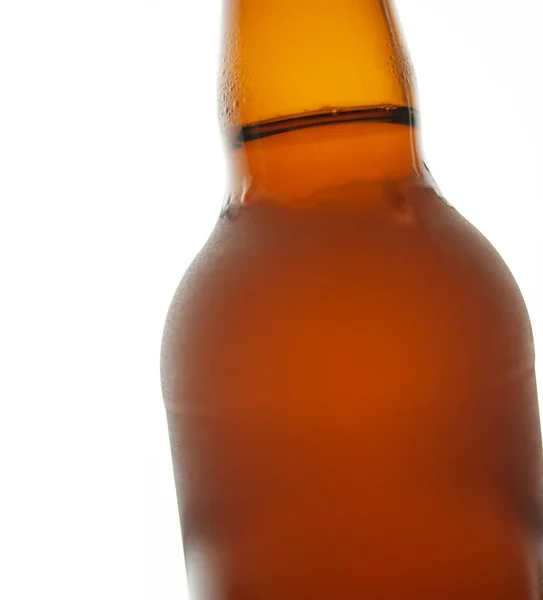 Bottiglia di birra con gocce d'acqua isolate su sfondo bianco — Foto Stock
