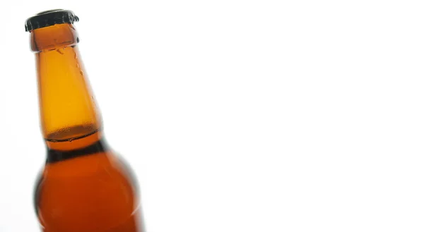 Bottiglia di birra con gocce d'acqua isolate su sfondo bianco con spazio — Foto Stock