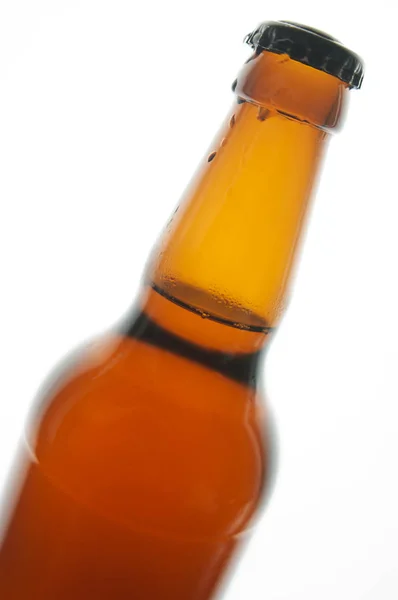Bottiglia di birra con tappo nero isolato su sfondo bianco — Foto Stock