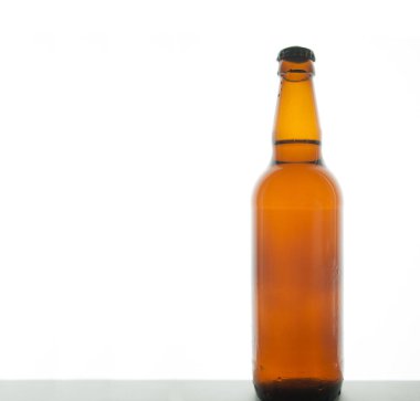 Boşluk ile beyaz arka plan üzerinde izole su damlaları ile bira şişesi