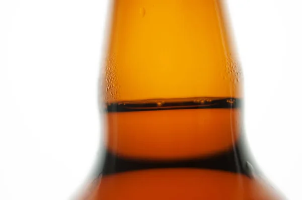 Botella de cerveza con gotas de agua aisladas sobre fondo blanco — Foto de Stock