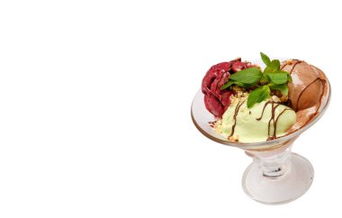 Bir bardak dondurma, boşluk ile beyaz bir arka plan üzerinde