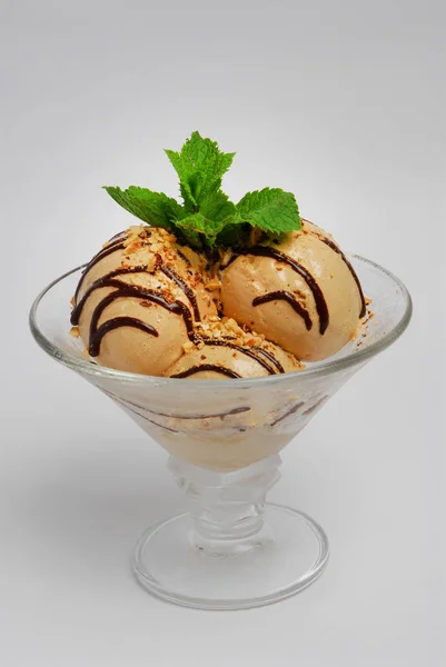 Морозиво в склянці, на сірому фоні — стокове фото