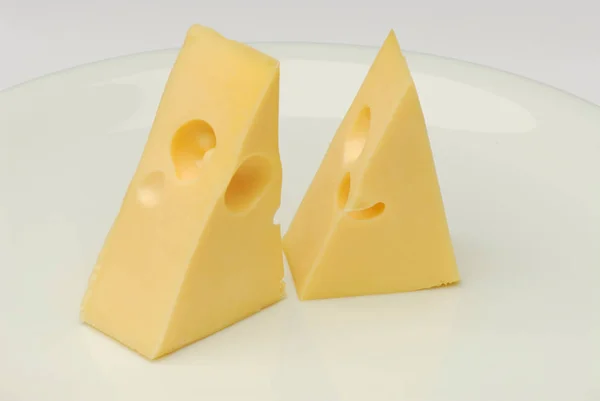 접시에 회색 배경 컷 아웃에 격리 된 치즈 조각 — 스톡 사진
