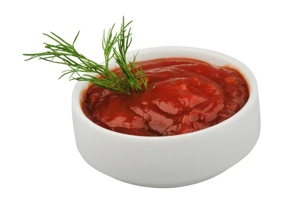 Ένα μικρό μπολ με κόκκινη σάλτσα ντομάτας και άνηθο απομονώνεται σε λευκό φόντο — Φωτογραφία Αρχείου