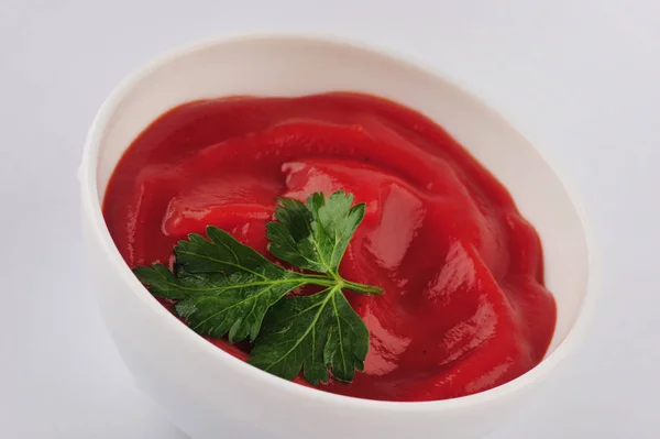 小一碗红番茄酱番茄酱和欧芹隔离在白色背景上 — 图库照片