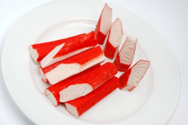 Yengeç beyaz bir arka plan üzerinde bir tabak üzerinde sopa