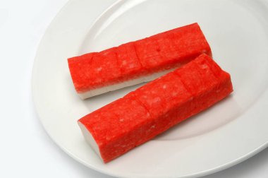 Yengeç beyaz bir arka plan üzerinde bir tabak üzerinde sopa