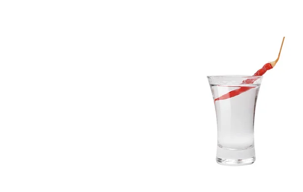Un trago de vodka y chile rojo picante. Aislado sobre fondo blanco con espacio para texto —  Fotos de Stock