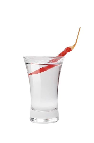 Un trago de vodka y chile rojo picante. Aislado sobre fondo blanco —  Fotos de Stock