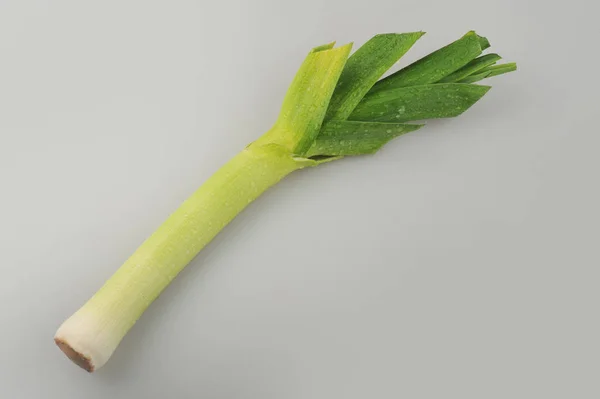 Νέοι-πράσινο σκόρδο, πράσο, απομονώνονται σε γκρι φόντο — Φωτογραφία Αρχείου
