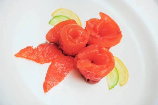 新鲜鲑鱼装饰玫瑰圆片，盘子上带有柠檬片 — 图库照片