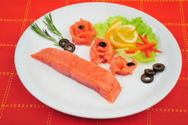 Filets de roses décoratives au saumon frais, avec citron, olives dans l'assiette. Isolé sur un fond rouge — Photo