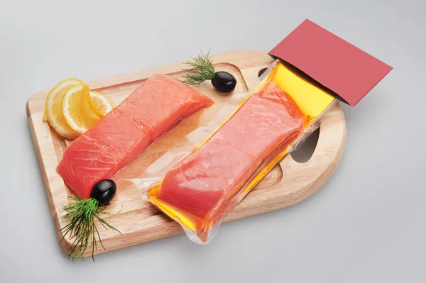 Filetes de salmão frescos, com limão, azeitonas no tabuleiro. Isolado em um fundo cinza — Fotografia de Stock