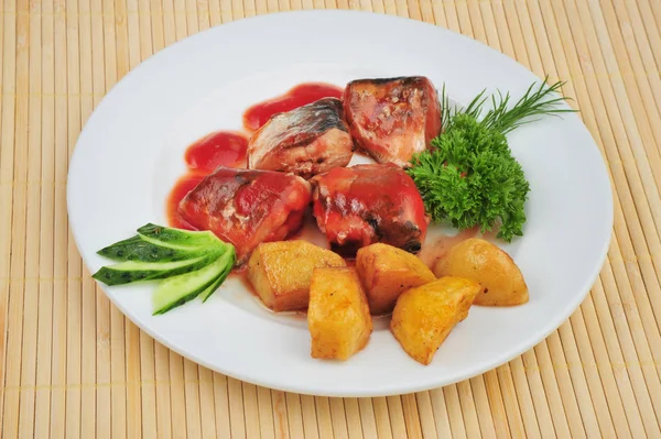 A szardíniát tartalmazó tányér paradicsommal és aromás fűszernövényekkel — Stock Fotó
