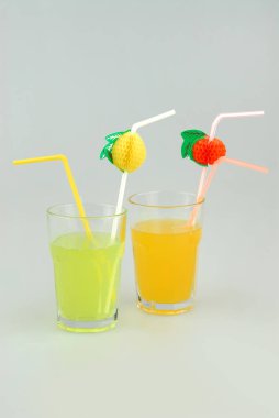 Yaz limonata üç mason kavanoz bardak ve yeşil, portakal limonata içecekler gri bir arka plan üzerinde izole