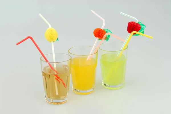 Tres vasos de tarro de albañil de limonada de verano, y bebidas de limonada verde y naranja aisladas sobre un fondo gris —  Fotos de Stock