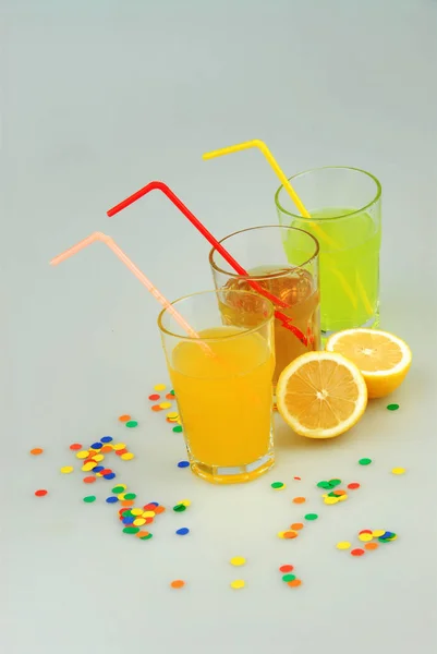 Tres vasos de tarro de albañil de limonada de verano, y verde, bebidas de limonada naranja, limón, aislado sobre un fondo gris —  Fotos de Stock