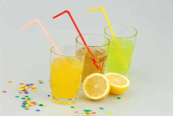 Tres vasos de tarro de albañil de limonada de verano, y verde, bebidas de limonada naranja, limón, aislado sobre un fondo gris —  Fotos de Stock