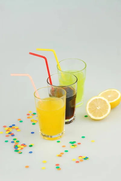 Tres vasos de tarro de albañil de limonada de verano, y verde, bebidas de limonada naranja, limón, aislado sobre un fondo gris —  Fotos de Stock