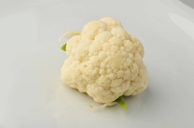 Gri bir arka plan üzerinde izole taze karnabahar