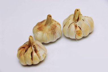 Gri bir arka plan üzerinde eski, şımarık sarımsak