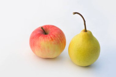 Olgun elma ve armut gri izole arka plan üzerinde