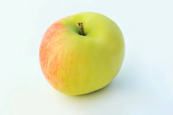 Gri izole arka planda olgun kırmızı elma