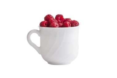 Beyaz izole arka plan üzerinde ahududu ile Fincan