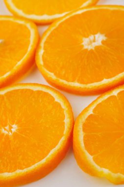 Gri arka planda izole taze slised portakal