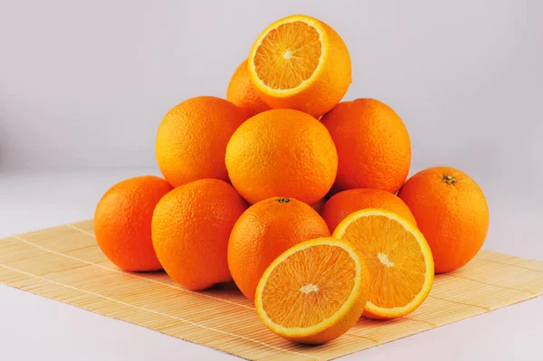 灰色背景上隔离的新鲜橙子 — 图库照片
