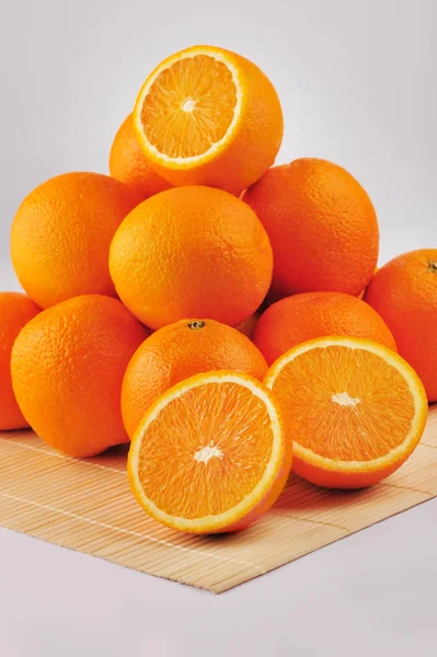 Frische Orangen isoliert auf dem grauen Hintergrund — Stockfoto