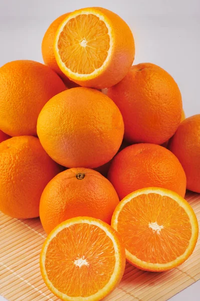 Świeże pomarańcze izolowane na szarym tle — Zdjęcie stockowe